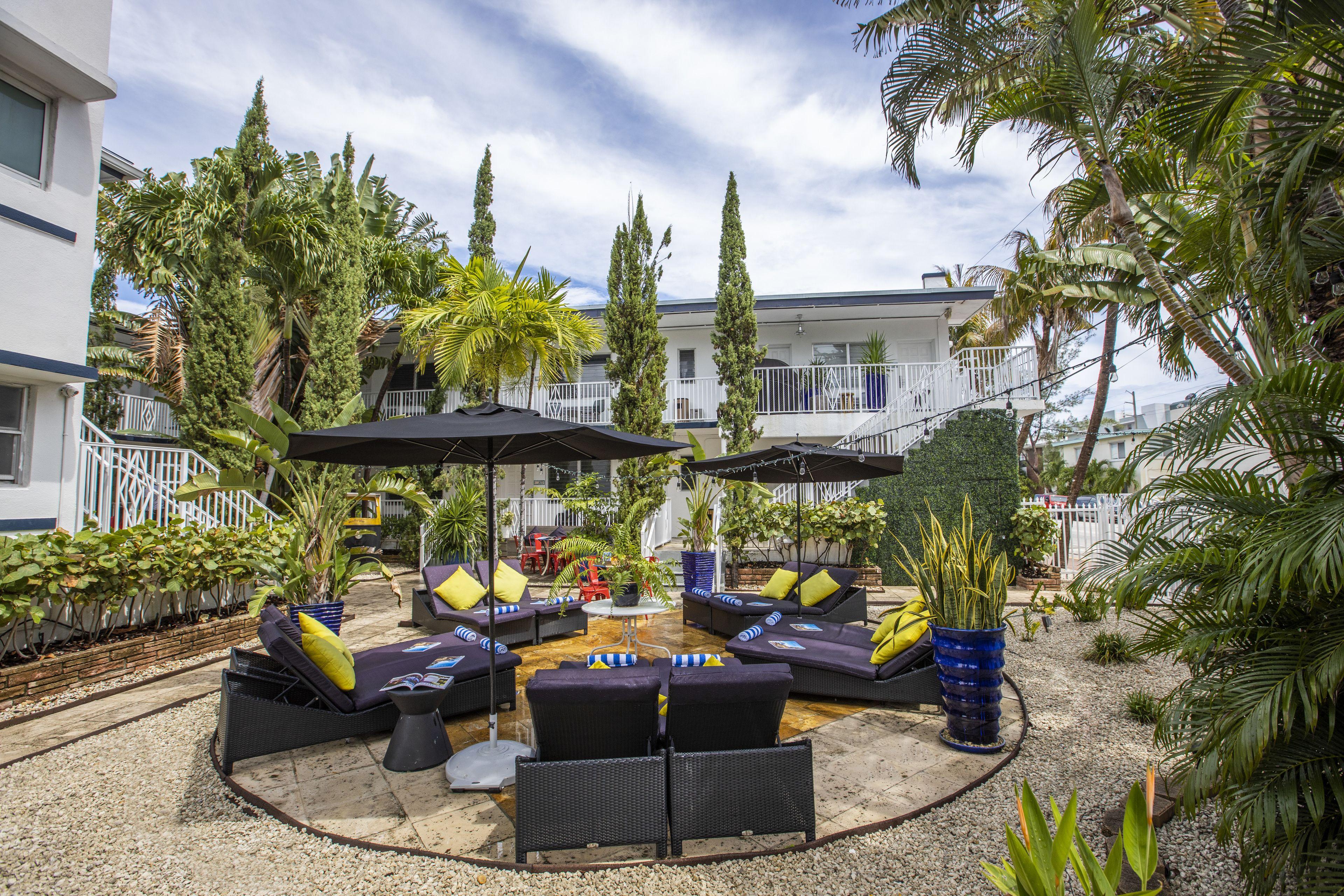 4 Smart Design Hotels Near Normandy Shores Golf Course Worth Booking