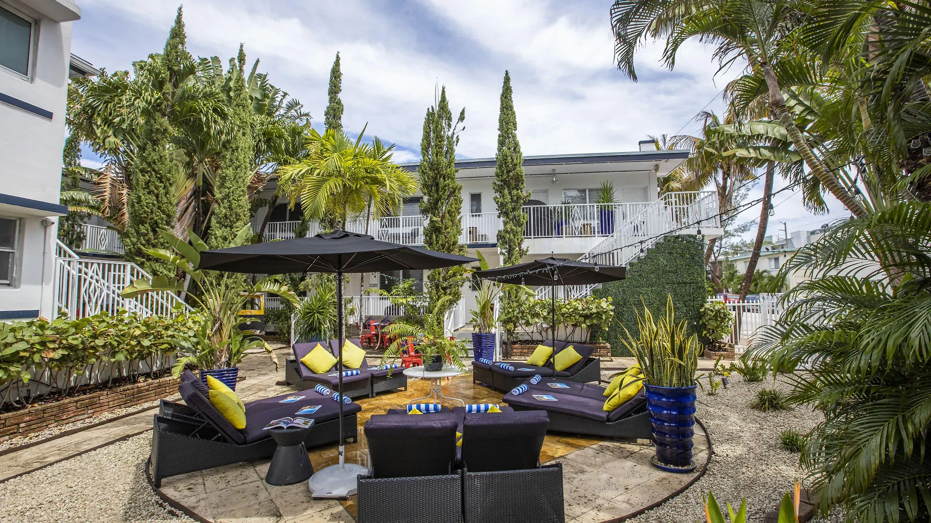 4 Smart Design Hotels Near Normandy Shores Golf Course Worth Booking