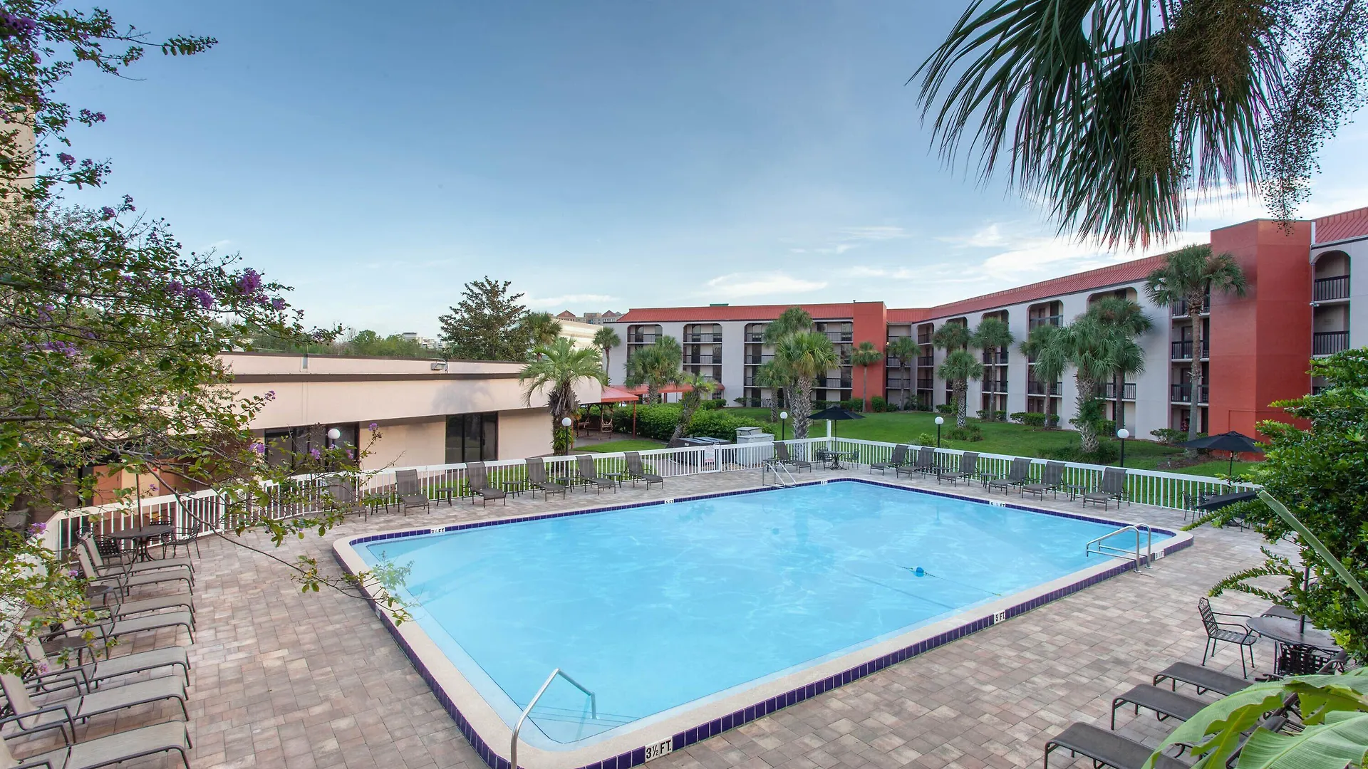 Staying Near Chocolate Museum & Cafe: 8 Business Hotels Compared