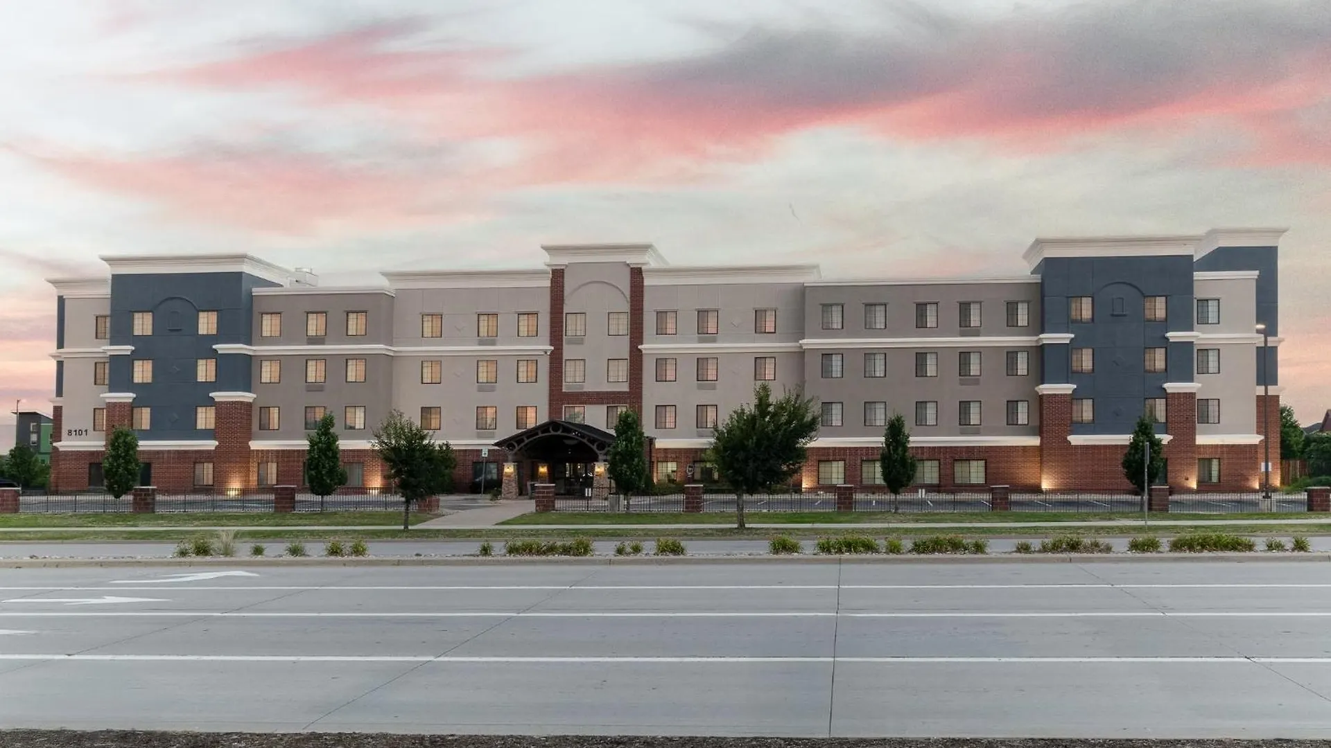 9 Business Hotels Close to Denver Central Market Reviewed