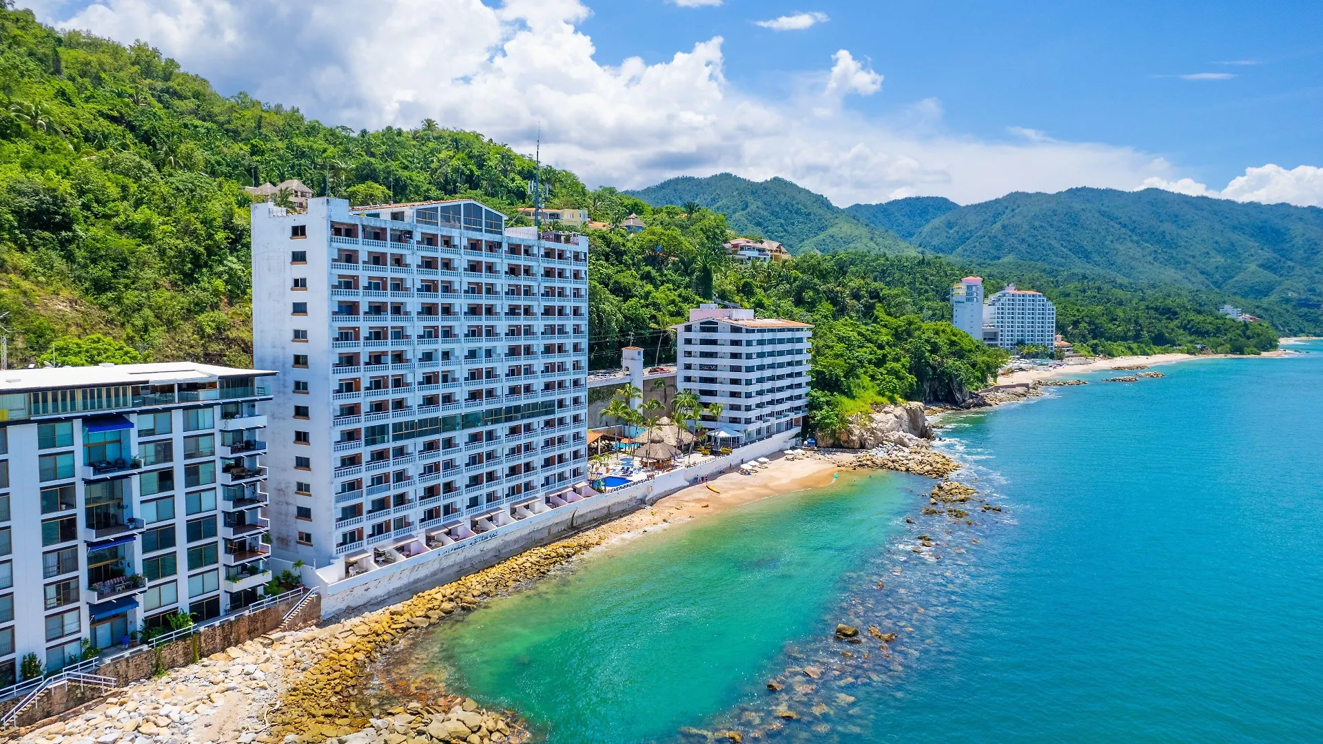 Staying Near Arcos de Vallarta: 4 Beach Hotels Compared