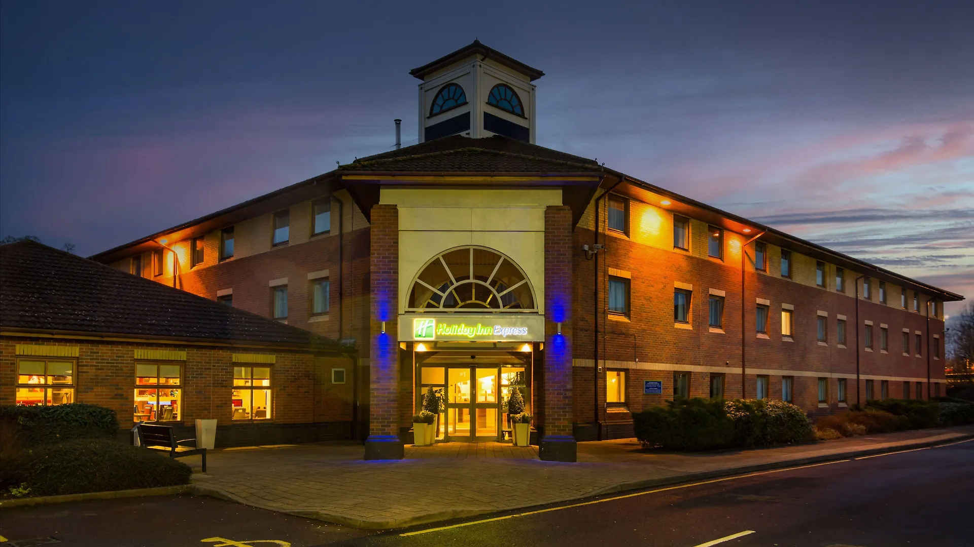 5 Smart Family-Friendly Hotels Near The Welcombe Hills