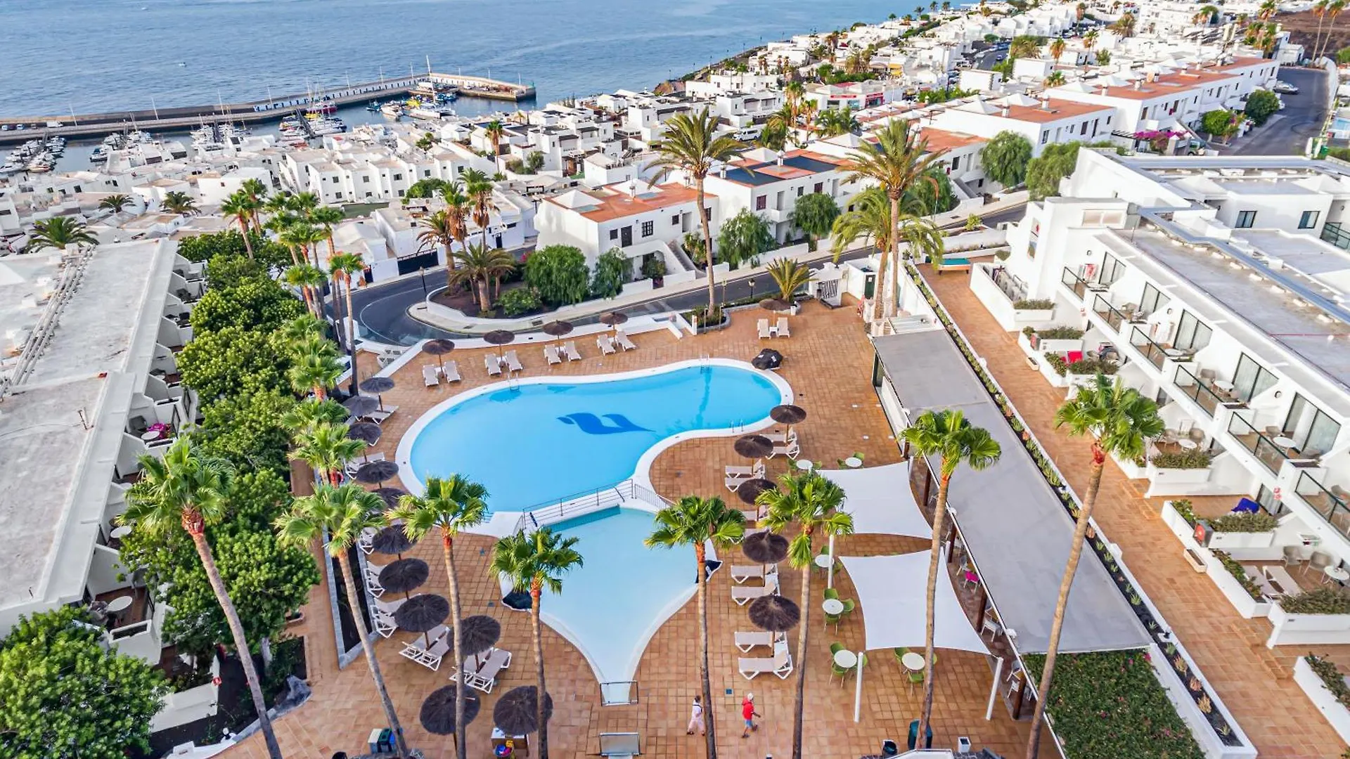 2 Smart Airport Hotels Near Casa de la Cultura Benito Perez Armas