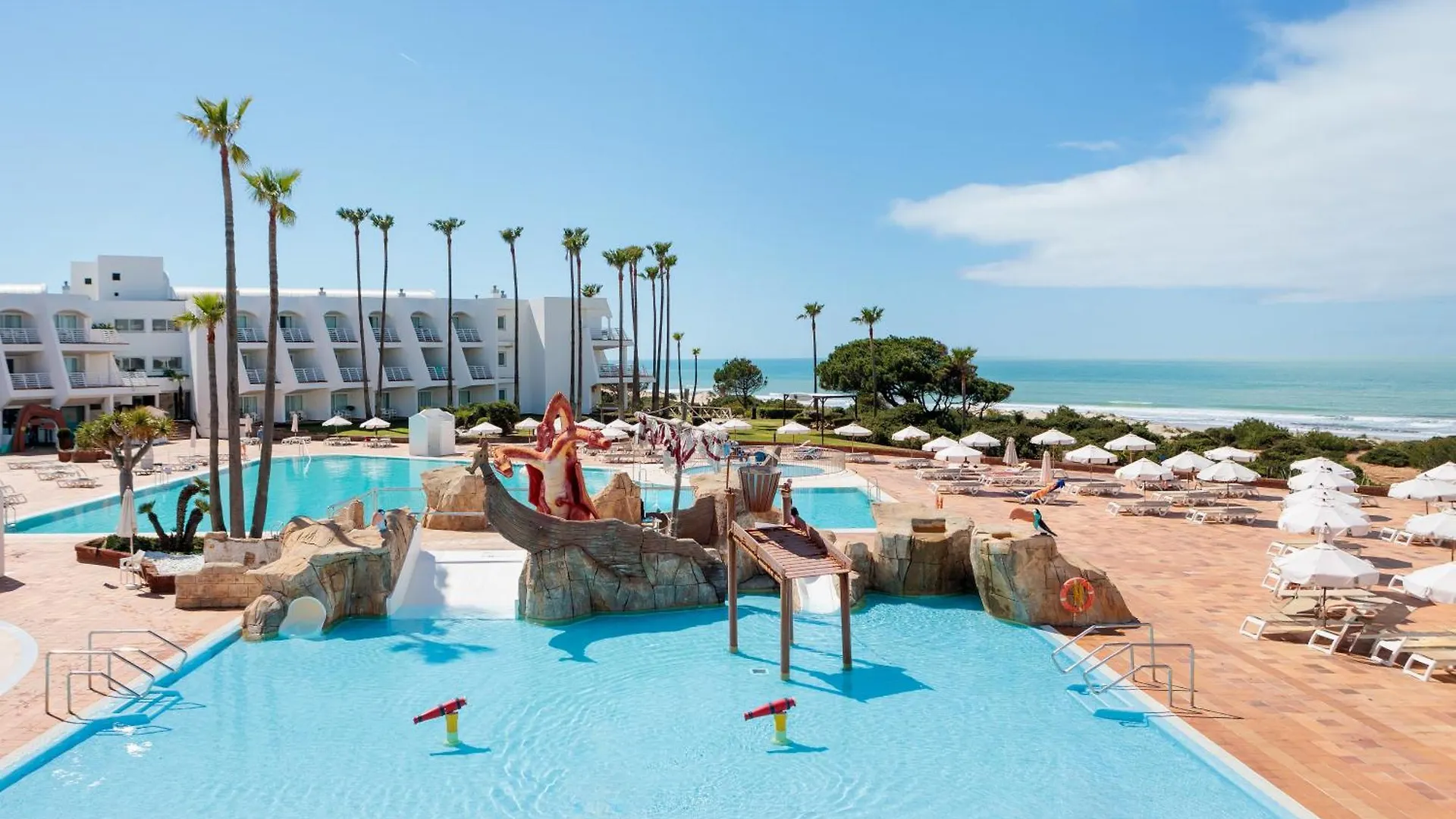 Stay on La Barrosa: 3 Best Beach Hotels in Novo Sancti Petri
