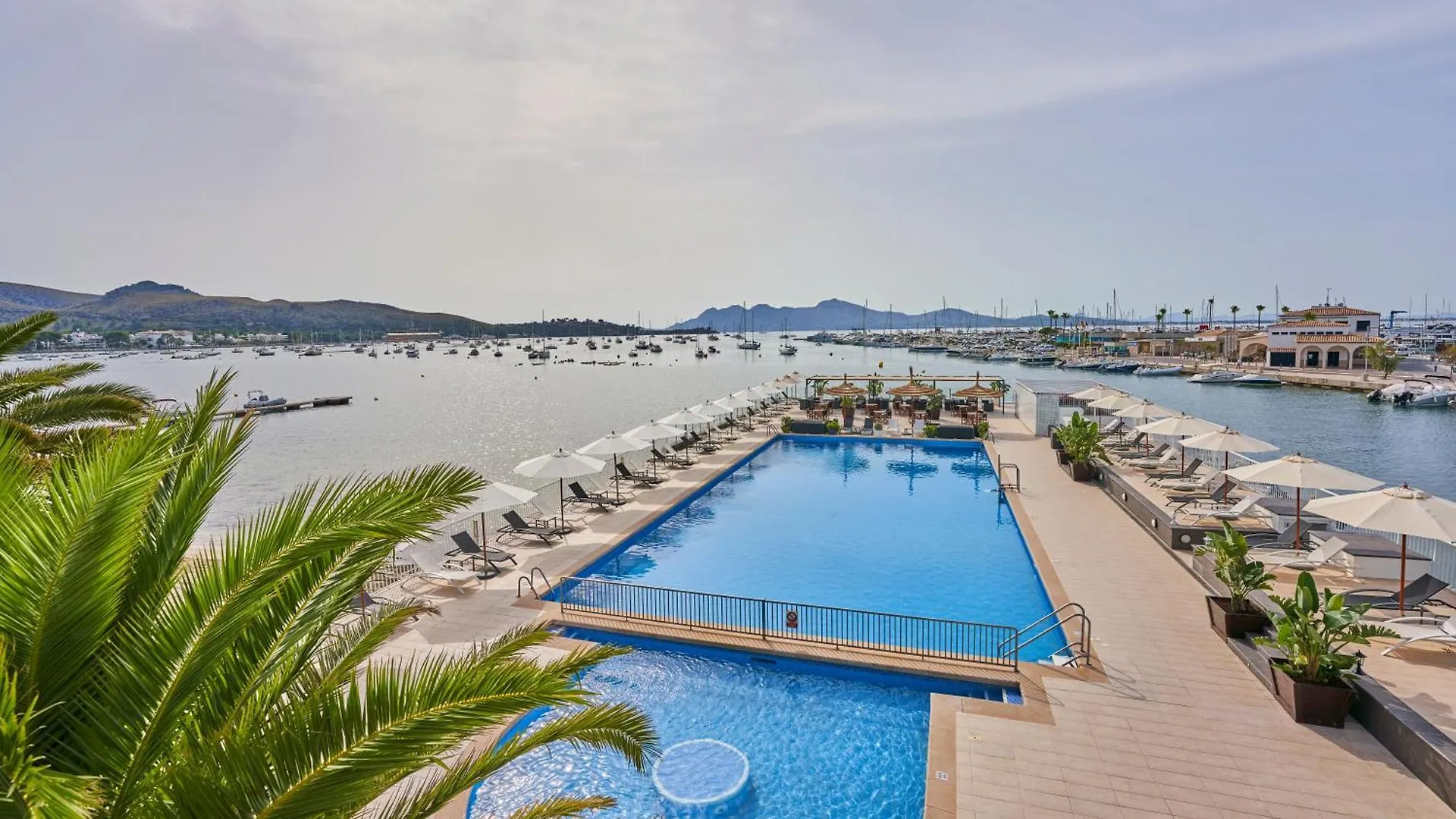 Staying Near Parroquia Nuestra Señora de los Angeles: 3 Hoposa Hotels Compared