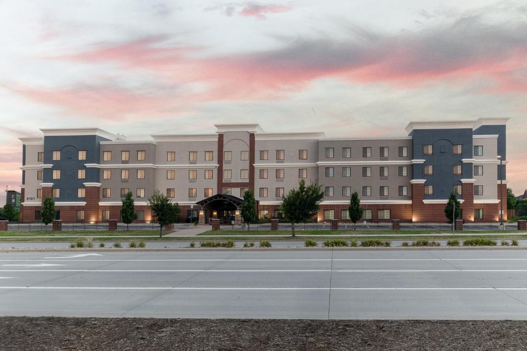 9 Business Hotels Close to Denver Central Market Reviewed