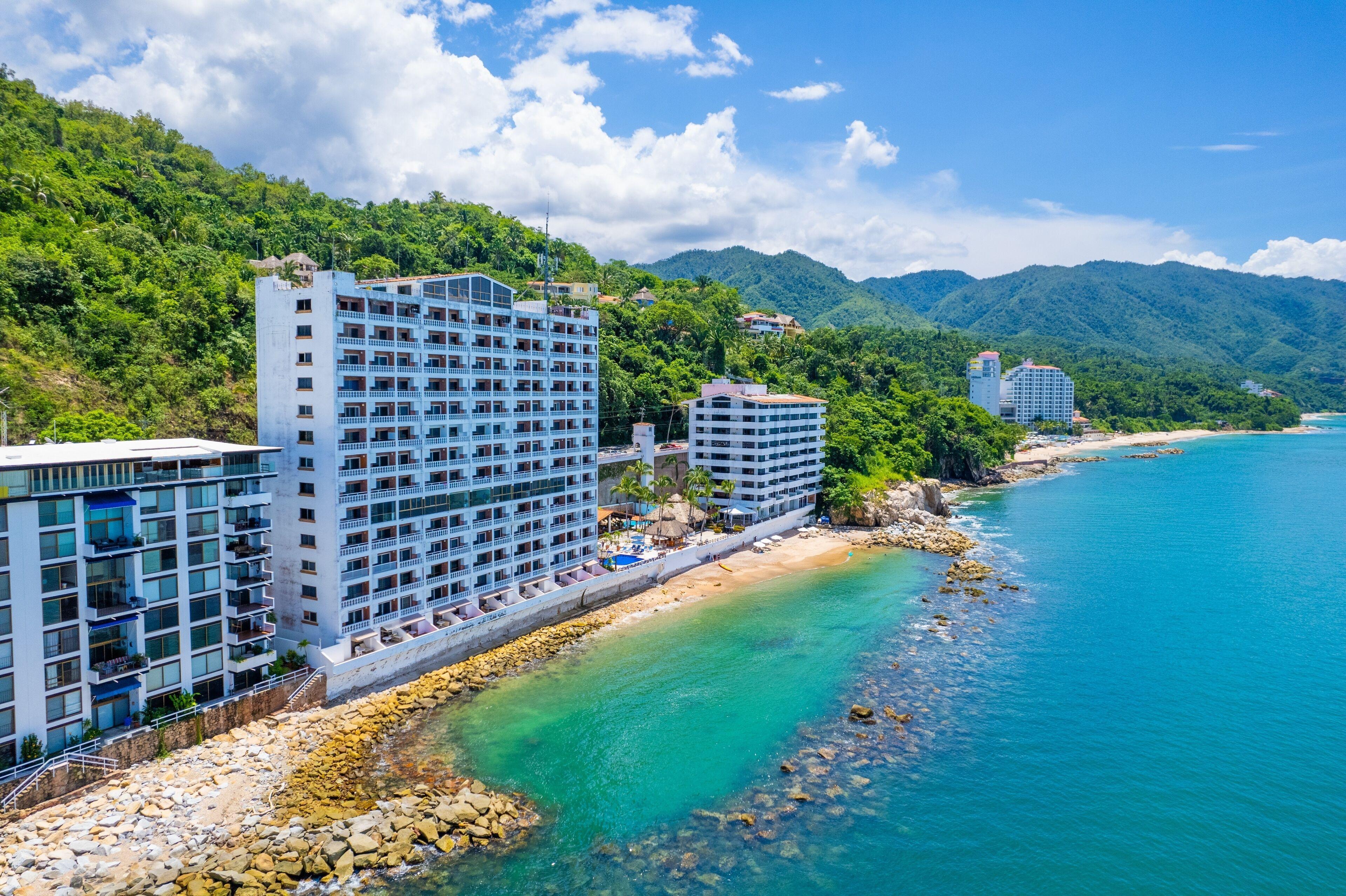 Staying Near Arcos de Vallarta: 4 Beach Hotels Compared
