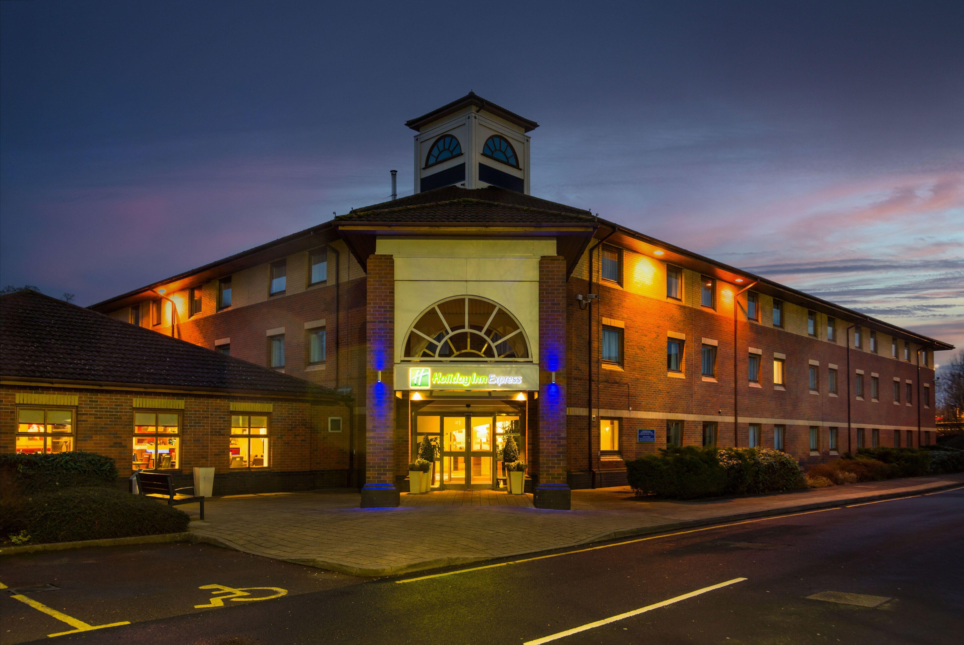 5 Smart Family-Friendly Hotels Near The Welcombe Hills